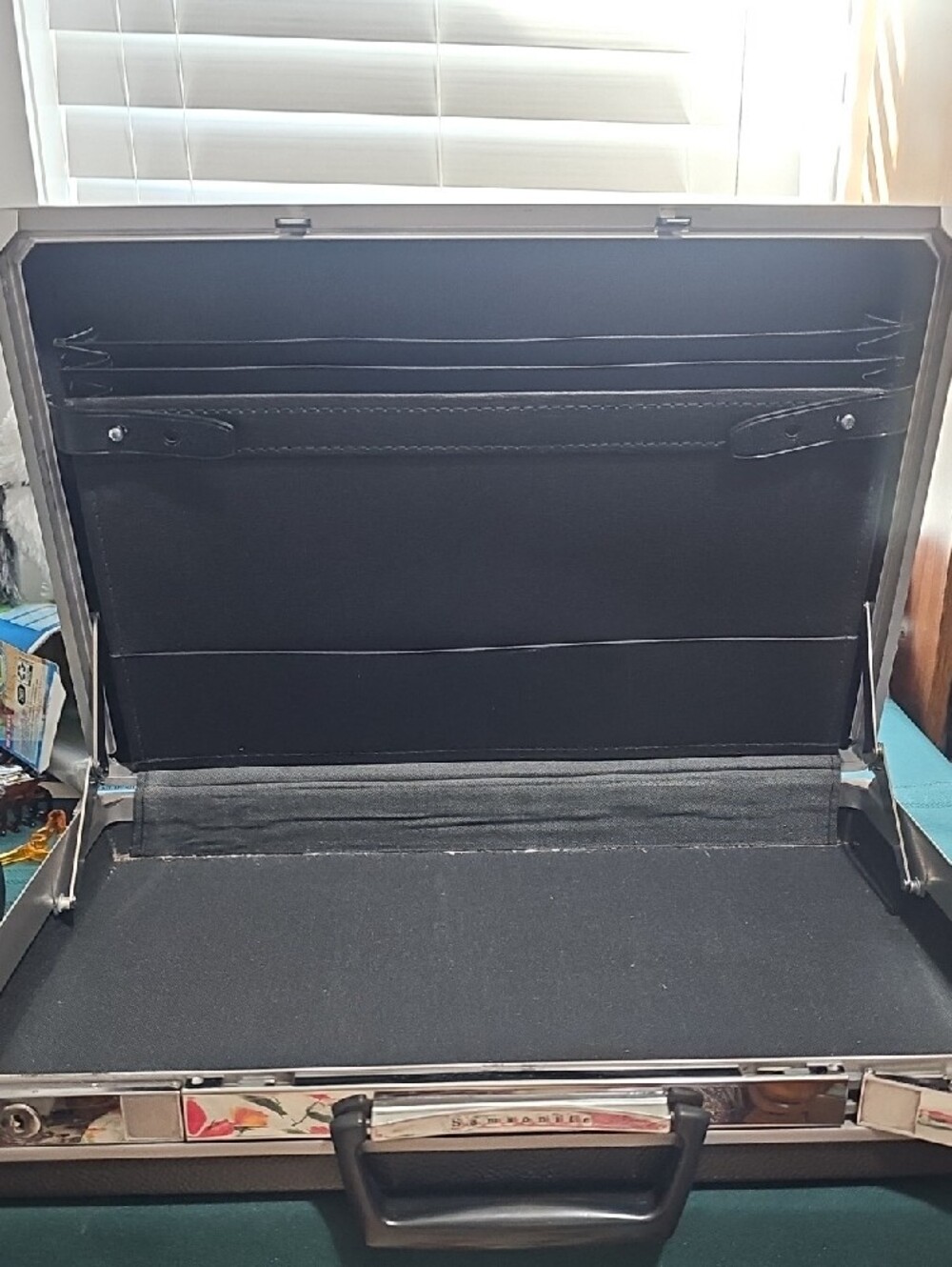 Samsonite Black Hard-Shell Case - Picture 8 of 9